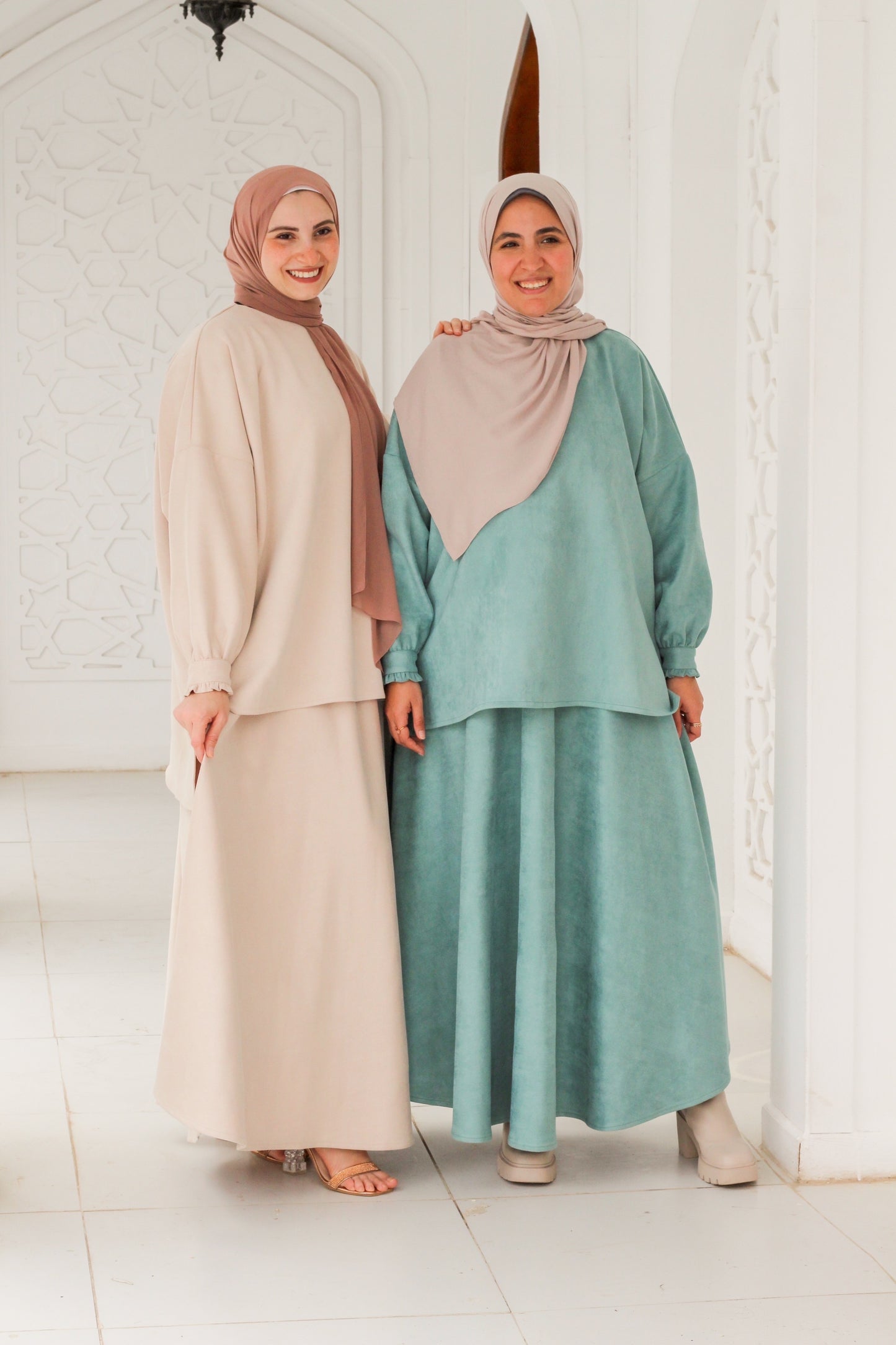 طقم أنيق من الجلد السويدي (بلوزة + تنورة)