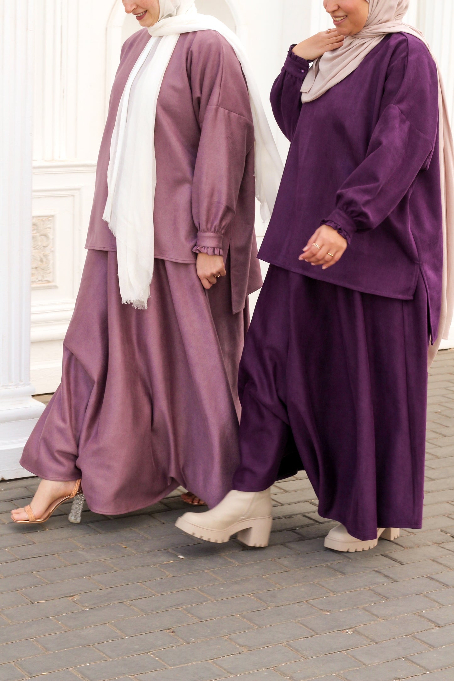 طقم أنيق من الجلد السويدي (بلوزة + تنورة)