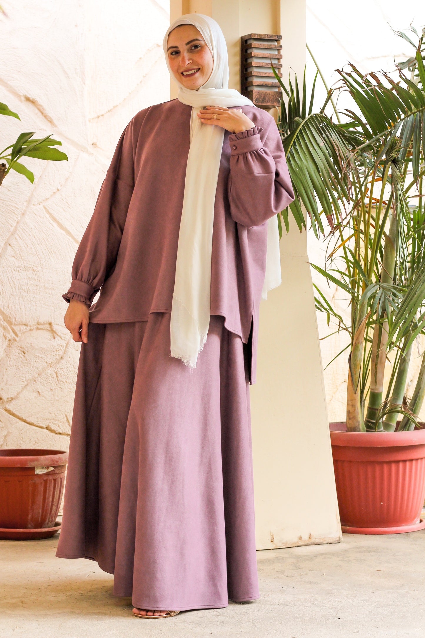 طقم أنيق من الجلد السويدي (بلوزة + تنورة)