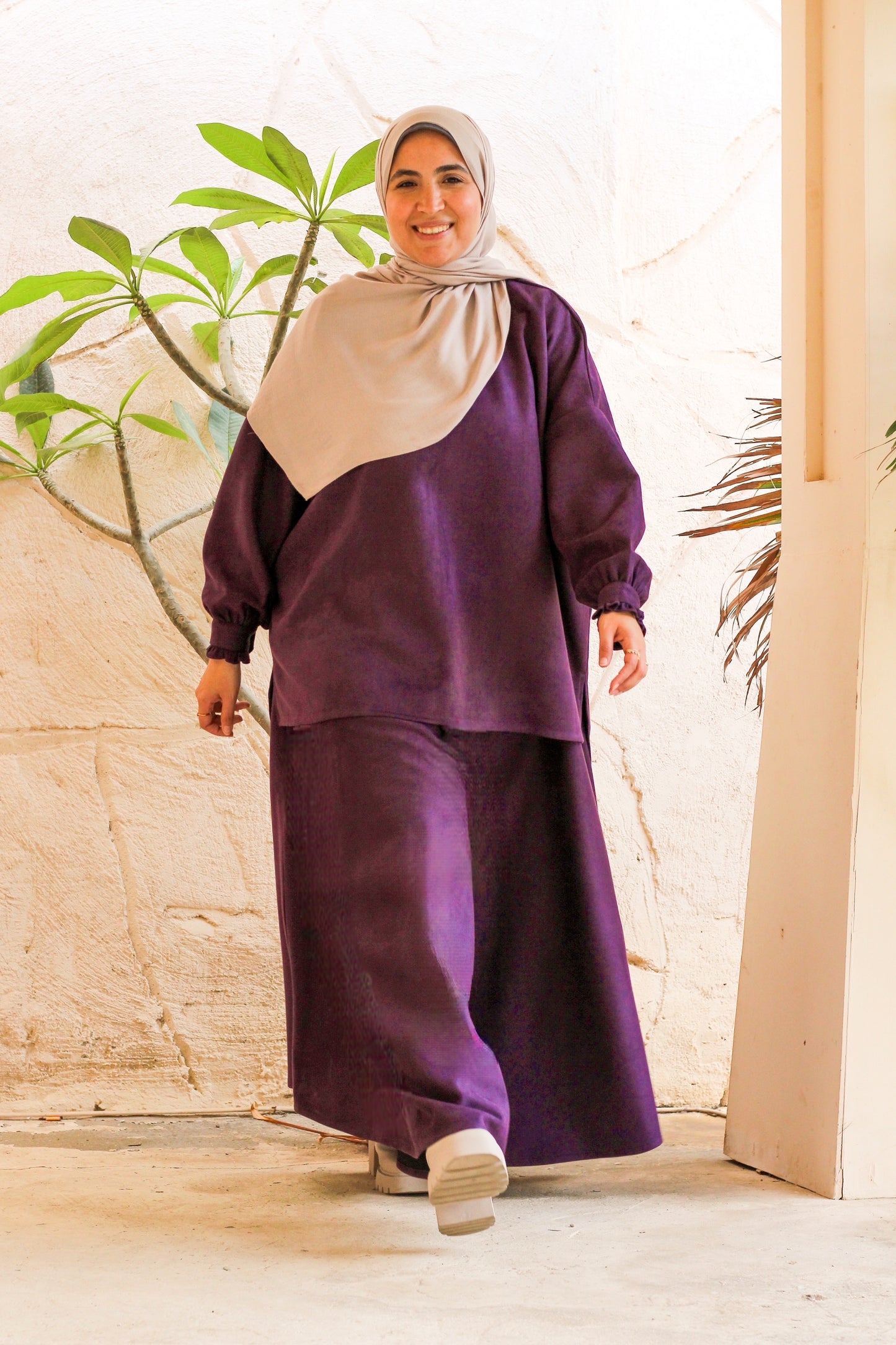 طقم أنيق من الجلد السويدي (بلوزة + تنورة)