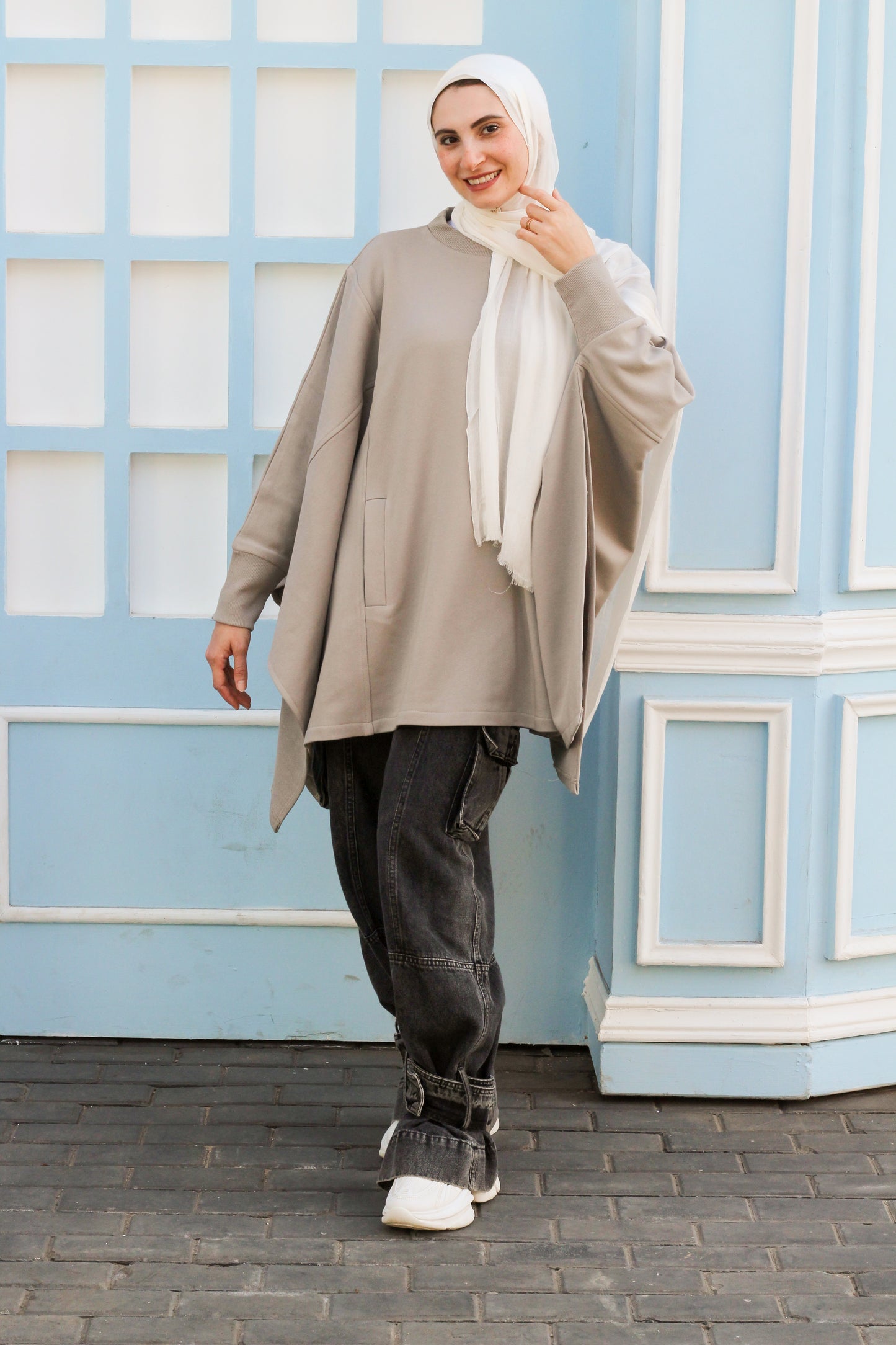 سويت شيرت مميز باللون الرمادي