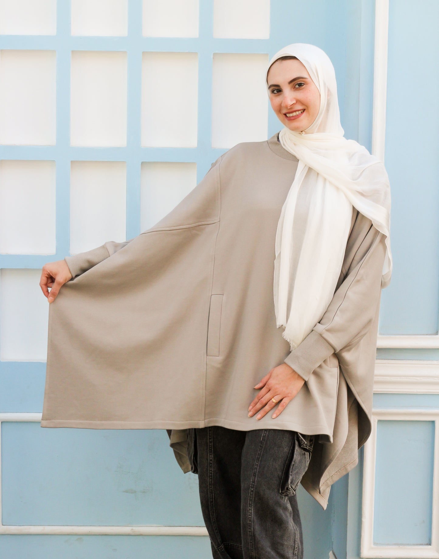 سويت شيرت مميز باللون الرمادي