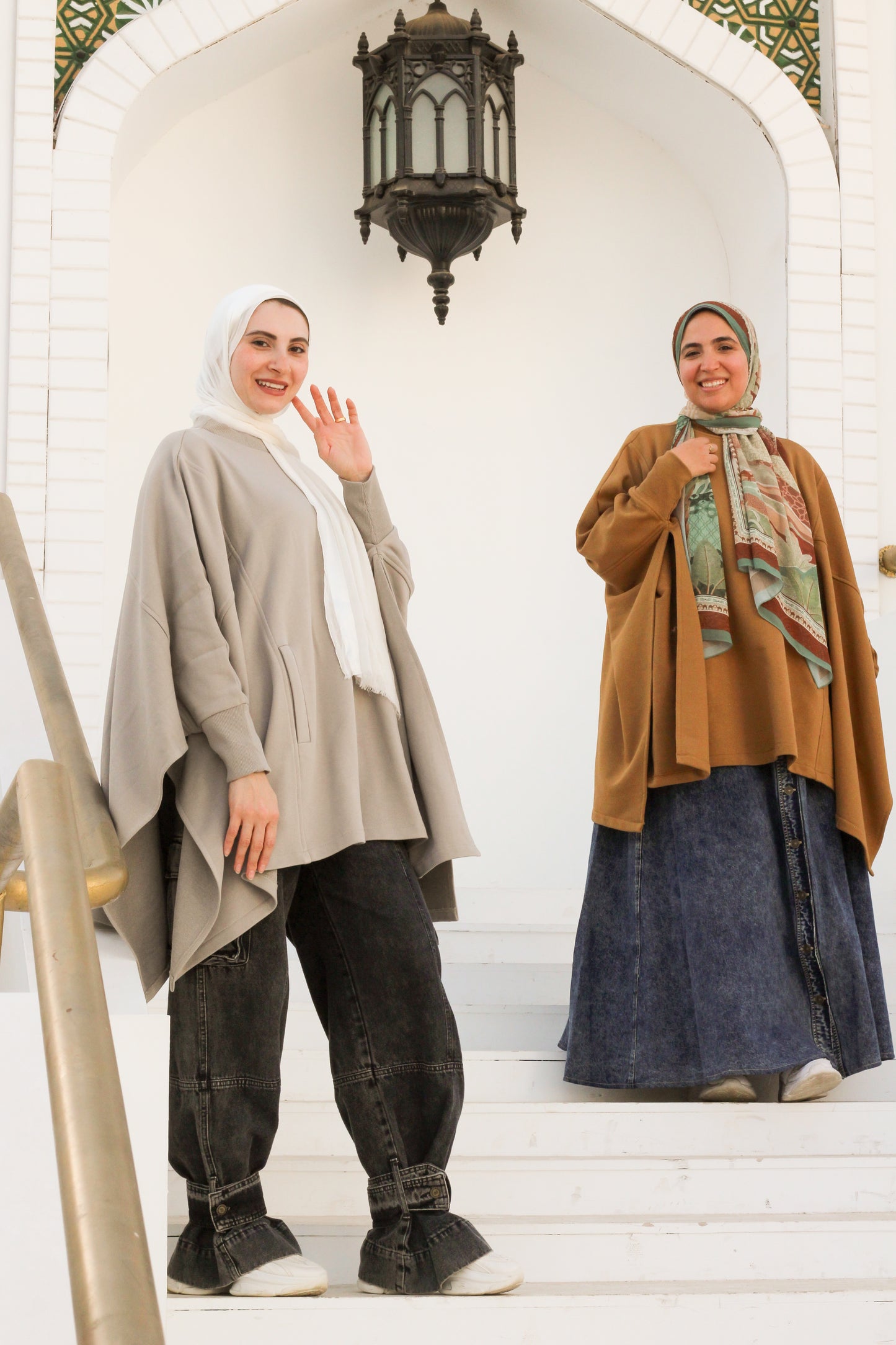 سويت شيرت مميز باللون الرمادي